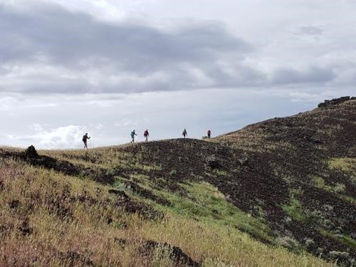 Hiking the Cinder Cone crater rim