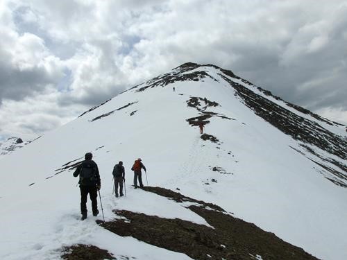 Traversing the ridge towards the summit
