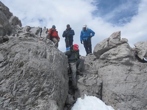 More downclimbing along the ridge (photo courtesy Ulli)