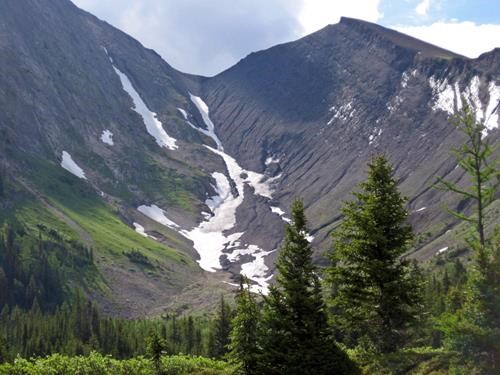 Snow in the gully approach from Chester lake to Mount Chester