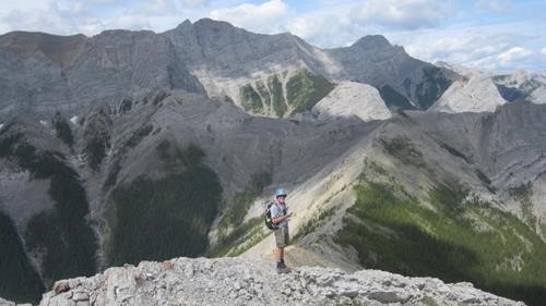 Bill with the multitude of ridges in background