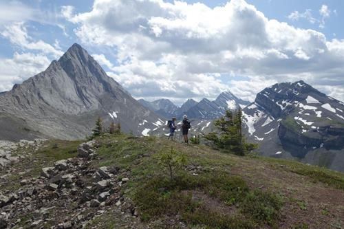 {2030 In Russ} & {1989 John Glasswick} admire the view, Mt Birdwood prominent