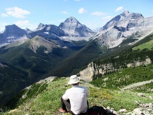 {607 da gan} admires the view from south Mt. Kidd