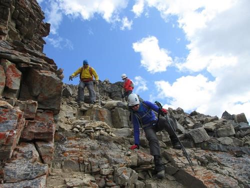 {212 d mu}, {2086 t mi} and {1701 u m} descend the ridge of south Mt. Kidd