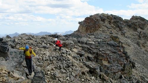 {212 d mu} and {2086 t mi} descend the ridge of south Mt. Kidd (summit in the top right)