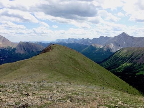 We finally reach the top of Highwood Ridge with the long view towards the South end of the ridge