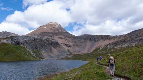 Passing by Helen Lake, Cirque Peak (2993m) in the background Passing by Helen Lake, Cirque Peak (2993m) in the background