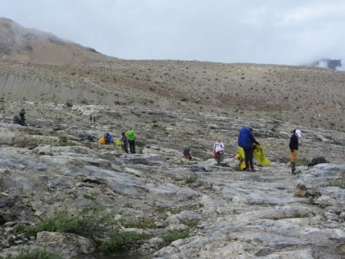 Everbody on the Iceline doffs their rain gear