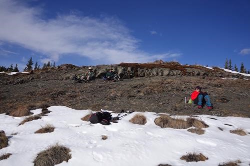 Lunch on a warm slope (photo by Mikako)