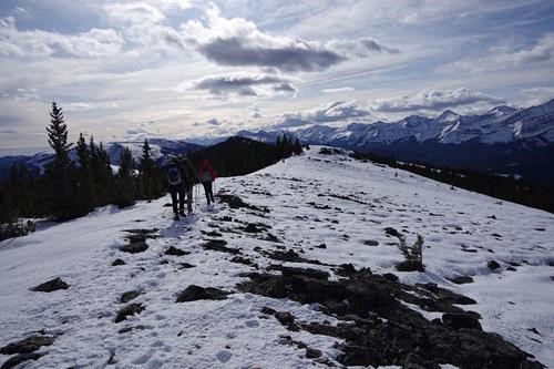 Heading south on the ridge (photo by Mikako)