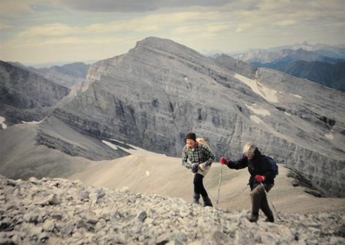{265 alistair desmoulins} and {314 gail desmoulins} approach the summit of Beehive Mountain