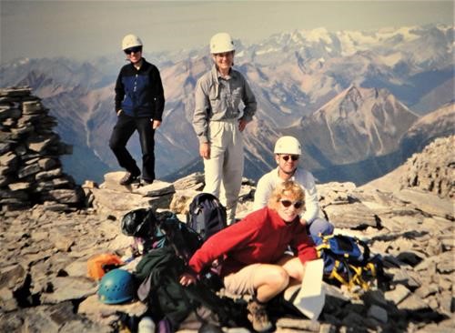 Mt. Carnarvon Summit with {249 da tar}. {223 r po}, {192 de long} and {172 ch g} 