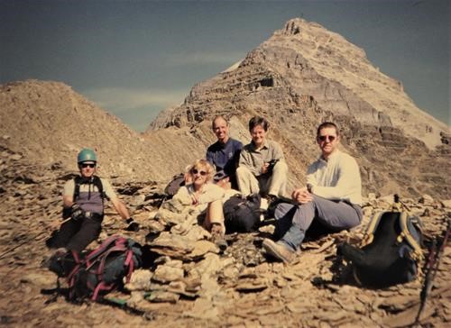 Below Mt. Carnarvon with {269 ken Frank}, {172 ch g}, {212 d mu}, {223 r po} and {192 de long}