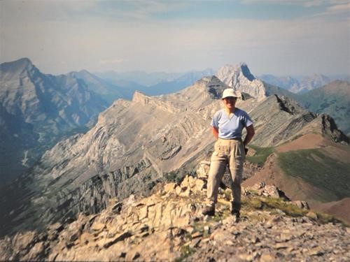 Looking north along Opal Ridge with {249 da tar} in the foreground