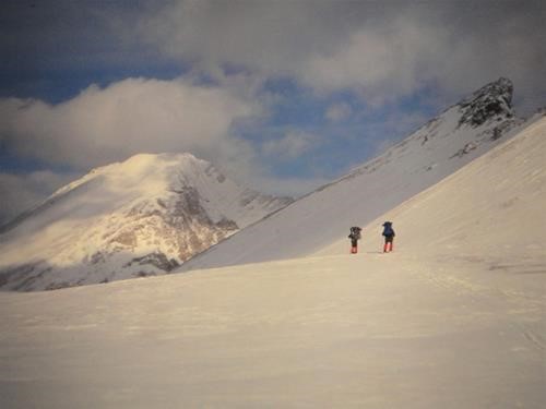 {265 Alistair DesMoulins} and {314 Gail DesMoulins} skiing around Brachiopod Mountain, digitised slide 2020-05-02
