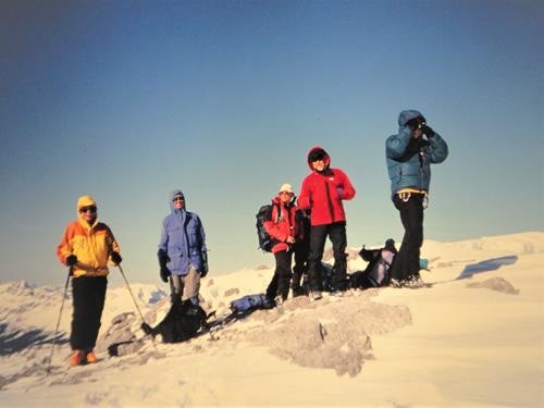{532 j du}, {212 d mu}, {154 ph c}, {256 a we} and {1072 bob st.john} on the summit of Crowfoot Mtn. 