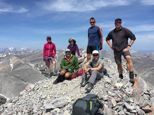 Looking north with {1947 ca li}, {1490 c sc}, {2283 j y}, {2042 mar youn}, Karen Woo, and {2007 si gar} on the summit
