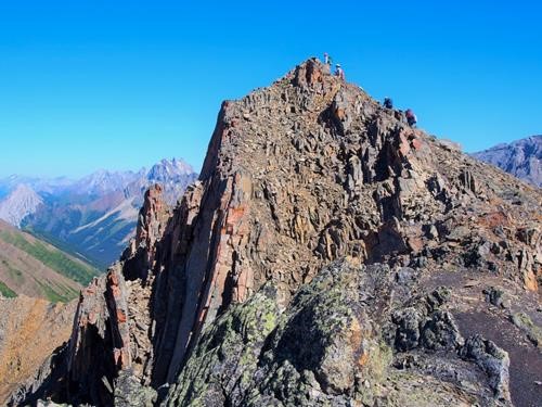 The final climb up to Grizzly Peak in a cloudless sky and very light wind