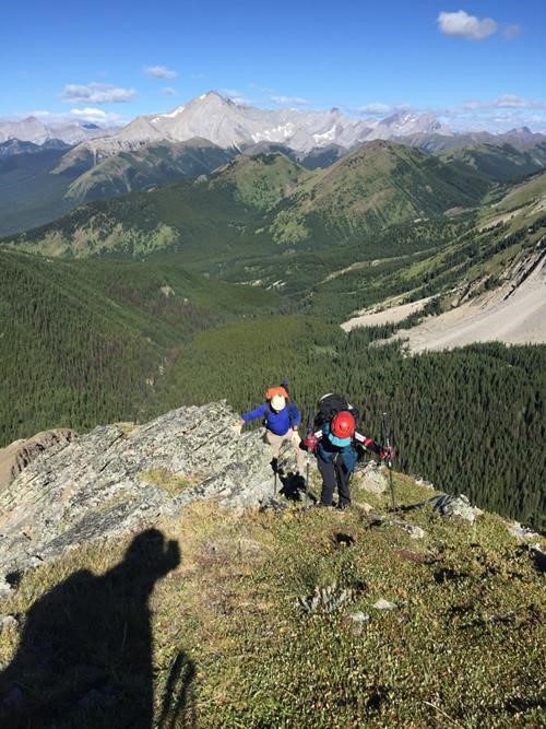 {1700 r wi} and {976 je pr} on the ridge with Mist Mountain behind