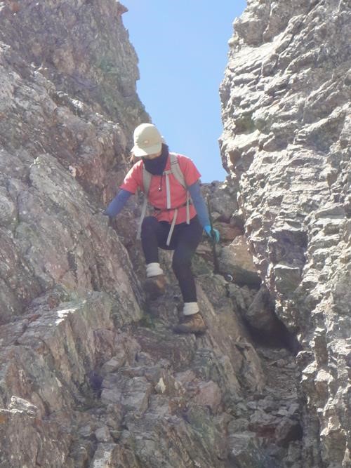 {2086 t mi} descends crux gully on Ship's Prow Peak