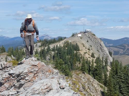 {212 d mu} traverses the ridge to the old Livingstone Lookout with the new Livingstone Lookout on Thrift Peak visible behind 