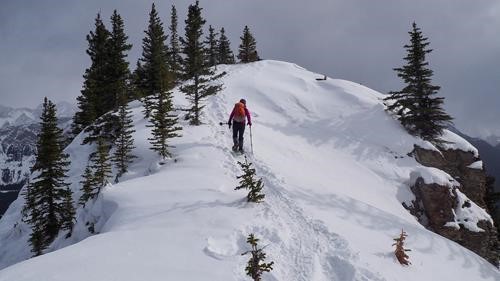 Suzy approaching the end of the ridge.
