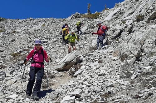 Descending the rubble off South Baldy