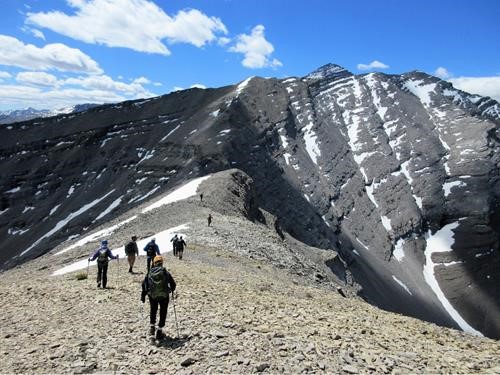 Traversing towards the slot with the summit at 2 o'clock on the skyline