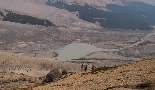 As we got higher the Columbia Icefields busses became visible, bottom left.