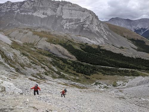 Ramblers ascend to Arethusa col from Burns Lake Ramblers ascend to Arethusa col from Burns Lake