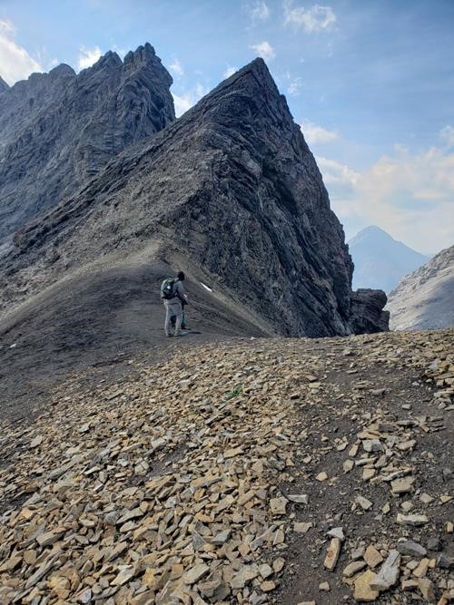 Descending the fortress at the col