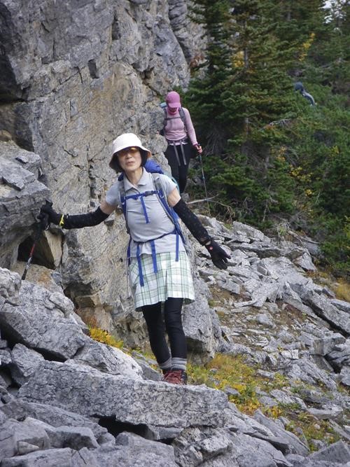 Toshiko and Cordula progressing around a rock face.
