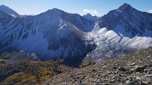 Looking back towards Grizzly Col with a dusting of snow.