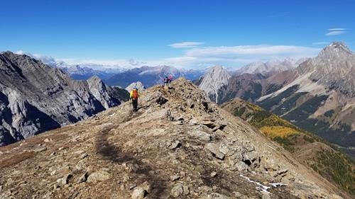Descending the ridge. Trail clear of snow and dry.
