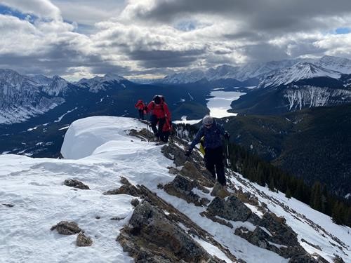 Tricky spot: cornice on one side, steep rockslide on the other