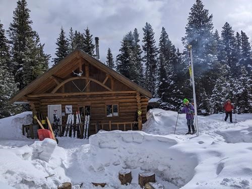 {212 d mu} and {184 k ke} approach the Elk Lake hut in BC