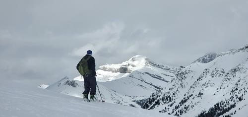 {199 te ma} picking the second line to ski