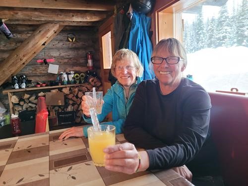 {184 ki ke} and {172 ch gr} enjoying a well earned refreshment after a day of skiing at Dave Henry.