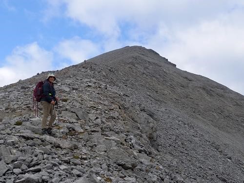 Starting up from the col , the moderately angled ridge presents no problems