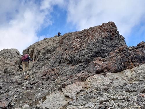 Approaching the west summit ,a short chimney provides easy access.