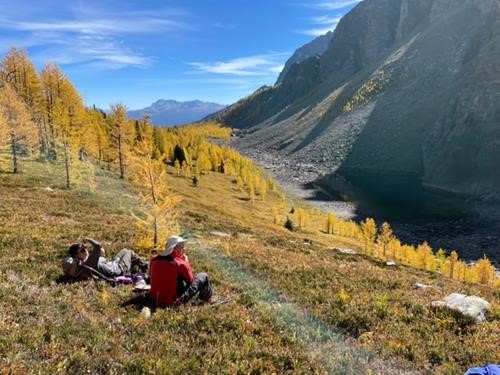 Great day to laze a bit: {522 Br Ev} & {777 Dav Hard} overlooking the shaded second tarn