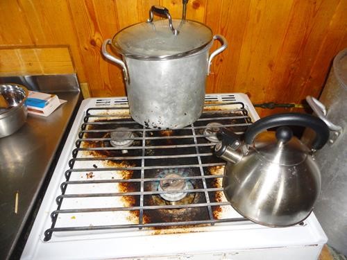 Only a 3 burner cooking stove at Hilda Hostel (no oven)
