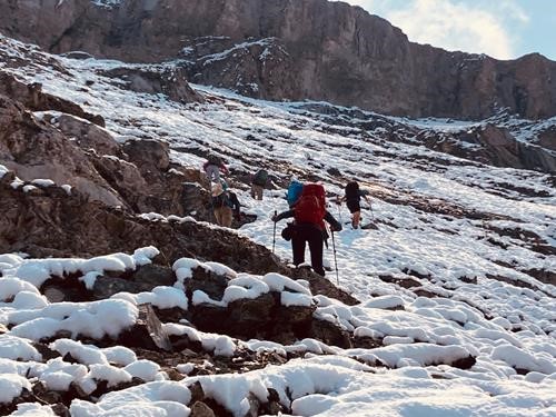 Heading up through fresh, but light, snow to the final short scramble to the summit