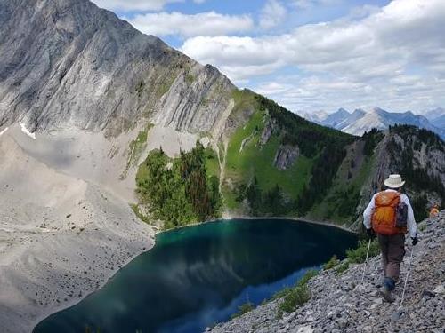 {212 d mu} starts descent from Taiga Viewpoint to Frozen Lake. East ridge of Mt Fox behind