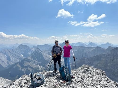 {1288 Brian Pinter} and {1947 ca li} at the summit, looking SE (photo courtesy {2007 si gar})