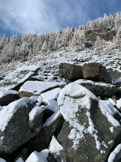 Ascending the first boulder field to the ramparts