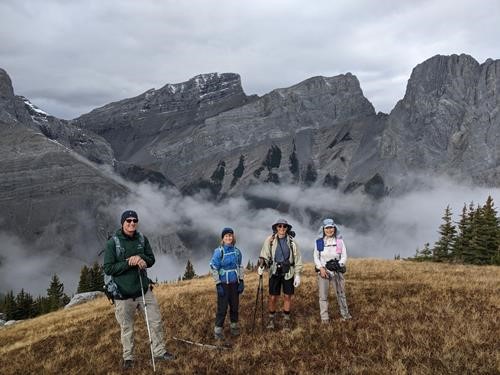 Patrick, Pam, Ingrid and Sim with a Three Sisters backdrop (photo thanks to Ulli)