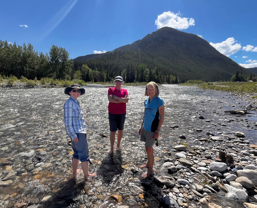 {2361 Chri Ou}, {1564 ter Les} & {206 barb Mit} cool their feet in the Highwood