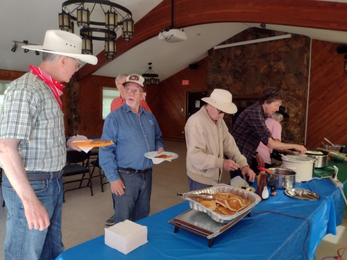 the food line moves along