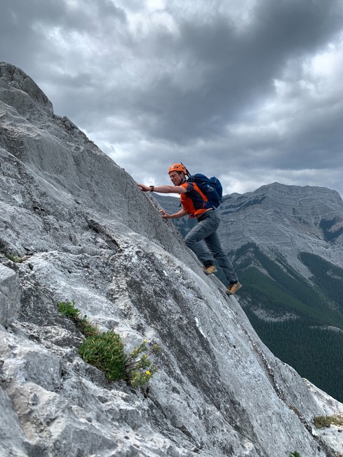 Sebastiaan enjoying the steepest possible scrambling route on the ridge